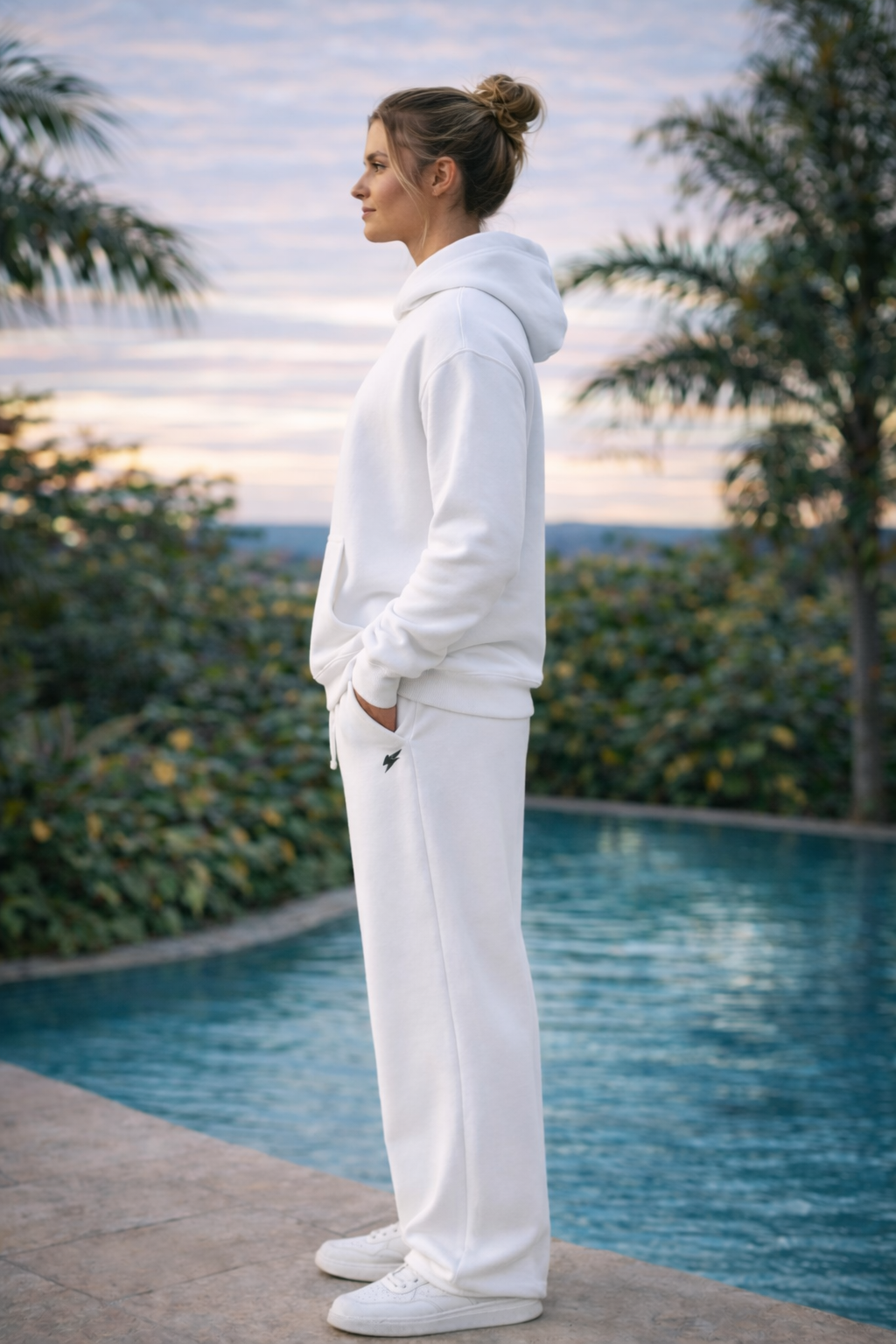 WHISPER Unisex oversized hoodie bestickt.