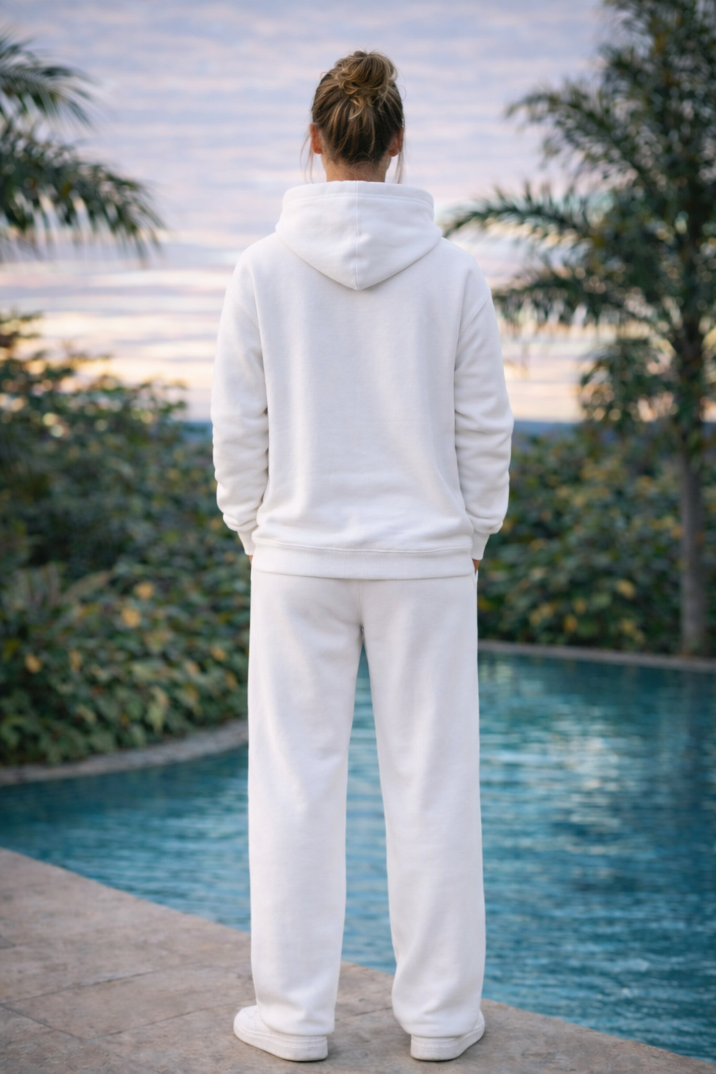 WHISPER Unisex oversized hoodie bestickt.